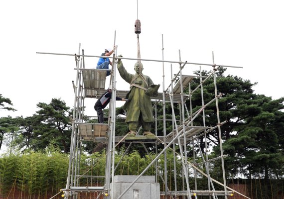 최근 전북 정읍 황토현전적지에 있는 전봉준 장군 동상과 부조가 철거되는 모습. /사진=정읍시