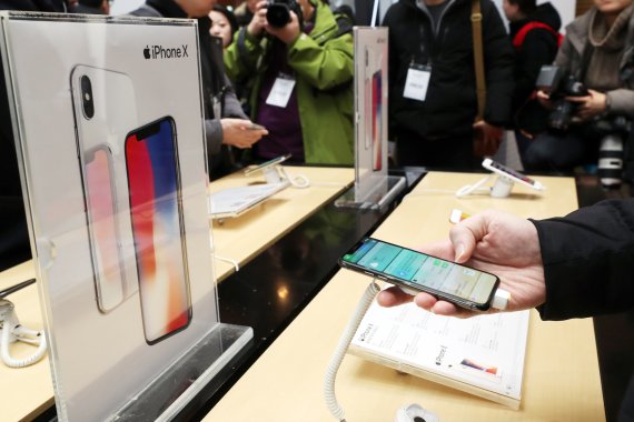애플은 지난 2017년 출시한 아이폰X에서 가장 수요가 많은128GB 모델을 제외하고 64GB, 256GB 모델만 선보인 바 있다. 2017.11.24/뉴스1 © News1 황기선 기자