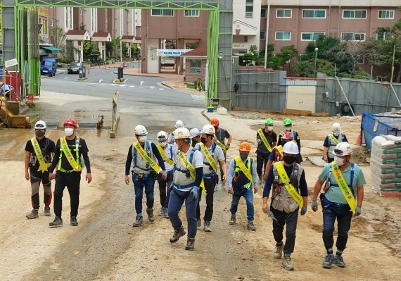 부영그룹 관계자들이 추석 연휴를 앞두고 안전사고 예방 및 관리를 위해 전라남도 여수시 여수웅천택지지구 5-1, 5-2블록 신축 아파트 공사 현장의 자체점검을 하고 있다.