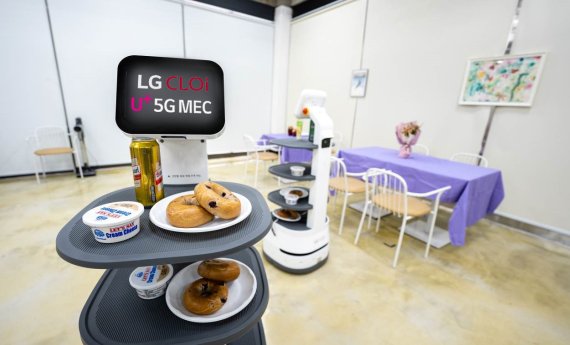 LG유플러스는 AWS 클라우드 기반 5G 코어망 일체형 MEC를 활용하는 자율주행 로봇을 실증했다. MEC에 탑재된 자율 주행 엔진을 통해 LG전자 배송로봇들이 음료를 서빙하고 있다. LG유플러스 제공