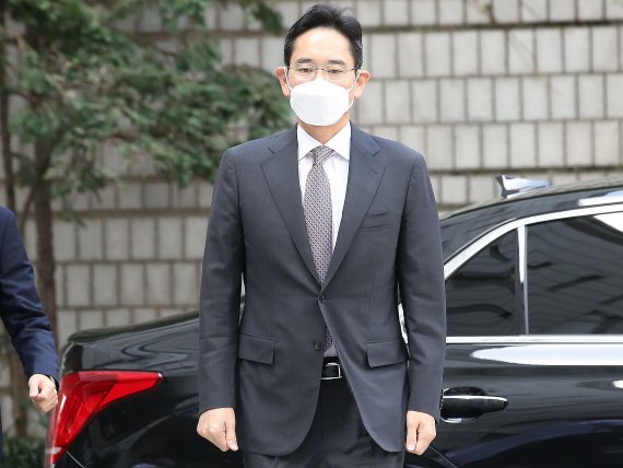 이재용 삼성전자 부회장이 지난 9일 오전 서울 서초구 서울중앙지방법원에서 열린 자본시장과 금융투자업에 관한 법률위반 등 혐의 관련 공판에 출석하고 있다. 2021.9.9/뉴스1 © News1 임세영 기자