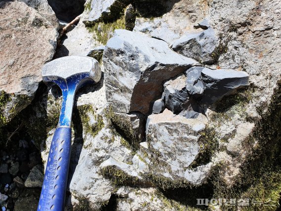 짙은 먹빛으로 단단히 여문 ‘제주 먹돌’ 한라산서 내려왔다