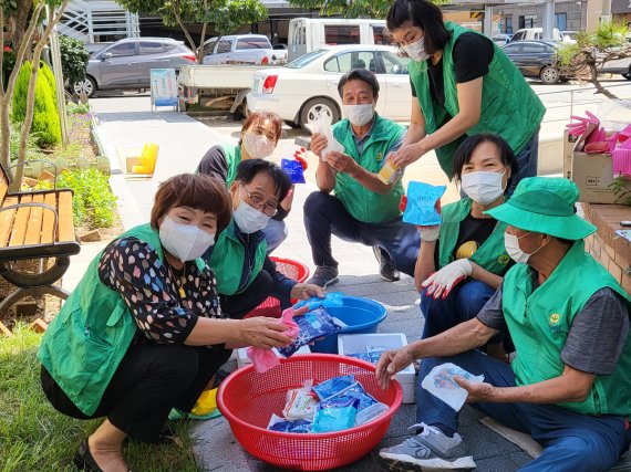 전남 여수시 시전동 새마을협의회·부녀회원들이 공동주택에서 아이스팩을 수거한 뒤 이를 필요로 하는 상인들에게 전달하기 위해 세척작업을 하고 있다.사진=여수시 제공