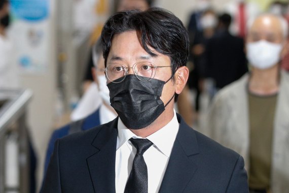 프로포폴 불법 투약 혐의로 기소된 배우 하정우(본명 김성훈)가 14일 서울 서초구 중앙지방법원에서 마약류관리에관한법률위반(향정) 등 1심 선고 공판에 출석하기 위해 이동하고 있다. 2021.9.14/뉴스1 © News1 안은나 기자