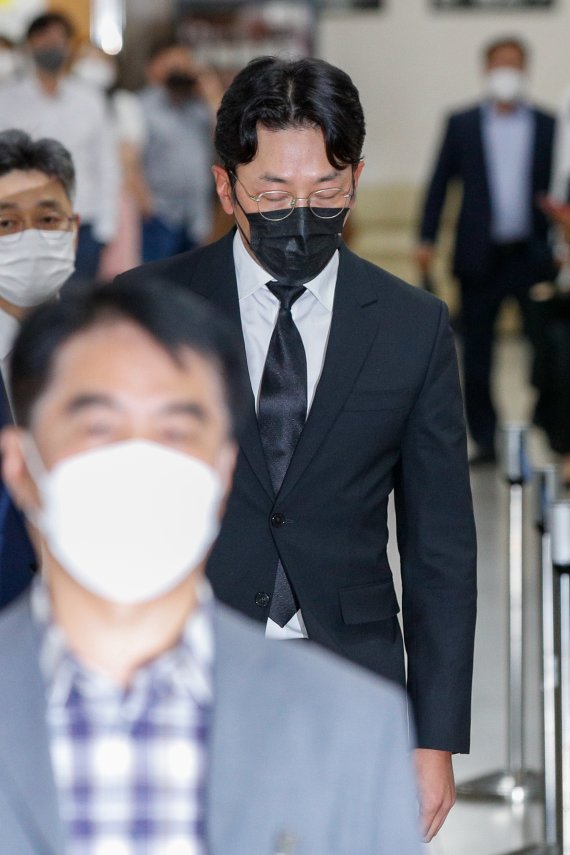 프로포폴 불법 투약 혐의로 기소된 배우 하정우(본명 김성훈)가 14일 서울 서초구 중앙지방법원에서 마약류관리에관한법률위반(향정) 등 1심 선고 공판에 출석하기 위해 이동하고 있다. 2021.9.14/뉴스1 © News1 안은나 기자