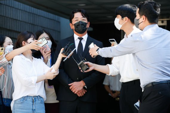 프로포폴 불법 투약 혐의로 기소된 배우 하정우(본명 김성훈)가 14일 서울 서초구 중앙지방법원에서 1심 선고 공판을 마친 뒤 취재진 질의에 답하고 있다. 법원은 이날 벌금 3000만원을 선고하고 추징금 8만8700원을 명령했다. 2021.9.14/뉴스1 © News1 안은나 기자