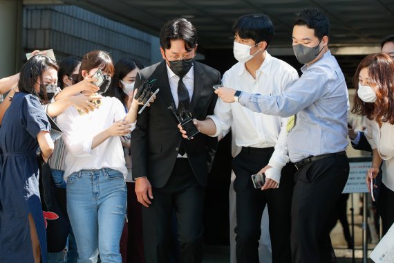 프로포폴 불법 투약 혐의로 기소된 배우 하정우(본명 김성훈)가 14일 서울 서초구 중앙지방법원에서 1심 선고 공판을 마친 뒤 차량으로 향하고 있다. 법원은 이날 벌금 3000만원을 선고하고 추징금 8만8700원을 명령했다. 2021.9.14/뉴스1 © News1 안은나 기자