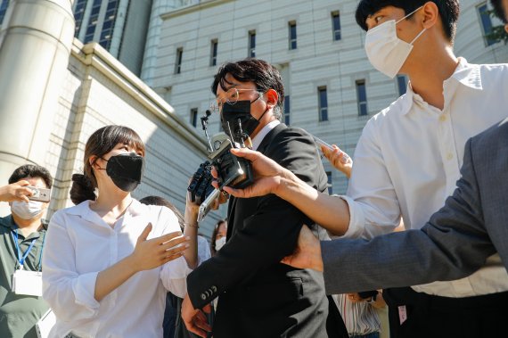 프로포폴 불법 투약 혐의로 기소된 배우 하정우(본명 김성훈)가 14일 서울 서초구 중앙지방법원에서 1심 선고 공판을 마친 뒤 차량으로 향하고 있다. 법원은 이날 벌금 3000만원을 선고하고 추징금 8만8700원을 명령했다. 2021.9.14/뉴스1 © News1 안은나 기자