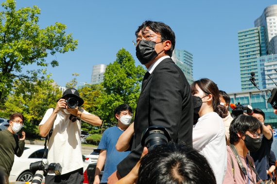 프로포폴 불법 투약 혐의로 기소된 배우 하정우(본명 김성훈)가 14일 서울 서초구 중앙지방법원에서 1심 선고 공판을 마친 뒤 차량으로 향하고 있다. 법원은 이날 벌금 3000만원을 선고하고 추징금 8만8700원을 명령했다. 2021.9.14/뉴스1 © News1 안은나 기자