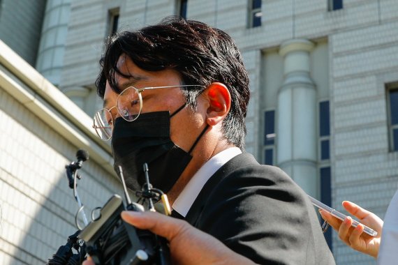 프로포폴 불법 투약 혐의로 기소된 배우 하정우(본명 김성훈)가 14일 서울 서초구 중앙지방법원에서 1심 선고 공판을 마친 뒤 차량으로 향하고 있다. 법원은 이날 벌금 3000만원을 선고하고 추징금 8만8700원을 명령했다. 2021.9.14/뉴스1 © News1 안은나 기자