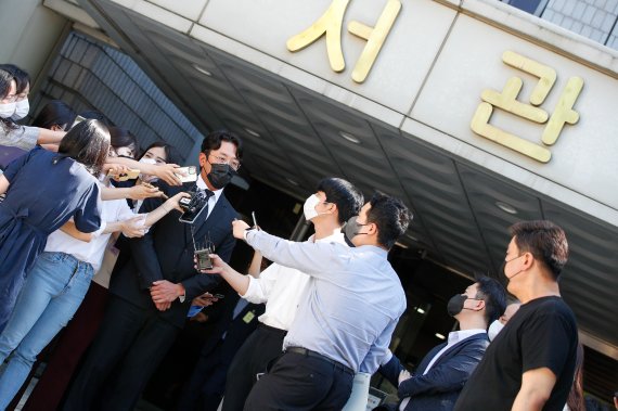 프로포폴 불법 투약 혐의로 기소된 배우 하정우(본명 김성훈)가 14일 서울 서초구 중앙지방법원에서 1심 선고 공판을 마친 뒤 취재진 질의에 답하고 있다. 법원은 이날 벌금 3000만원을 선고하고 추징금 8만8700원을 명령했다. 2021.9.14/뉴스1 © News1 안은나 기자