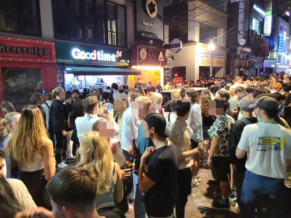 지난 10일 오후 11시 홍익대학교 인근 골목에서 수백여명의 외국인이 술을 마시고 있다. /사진=이진혁 기자