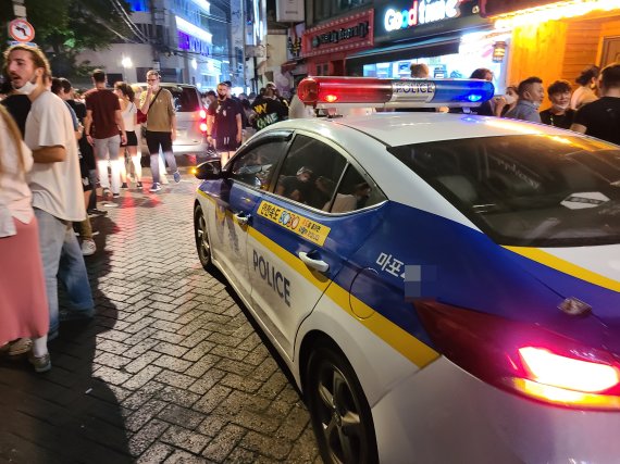 [현장르포] "한국 로컬 문화 아니에요?"…경찰 무시하는 광란의 홍대