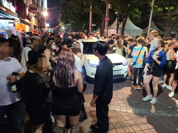 [현장르포] "한국 로컬 문화 아니에요?"…경찰 무시하는 광란의 홍대