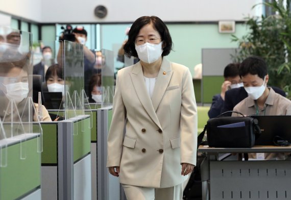 플랫폼 제재 나선 공정위…다음 타깃은 '지네 발' 카카오?