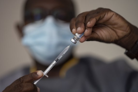 지난 7월28일(현지시간) 세네갈 다카르에서 한 보건직원이 접종에 앞서 존슨앤드존슨(얀센) 백신을 주사기에 주입하고 있다.AP뉴시스