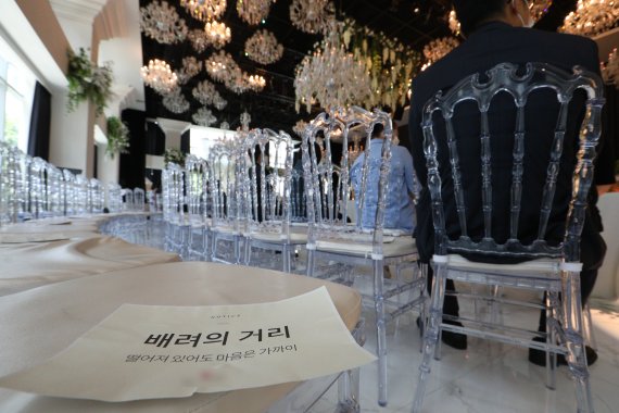 서울의 한 결혼식장에 거리두기를 알리는 안내문이 붙어 있다. 2021.7.18/뉴스1 © News1 신웅수 기자