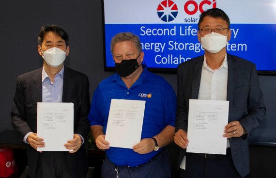 현대차그룹은 14일(현지시간) 미국 CPS에너지, OCI솔라파워와 함께 미국 텍사스 주 샌안토니오 시에 위치한 OCI솔라파워 본사에서 '전기차 배터리 재사용 ESS 구축 및 전력 시스템 연계 실증사업 MOU'를 체결했다. 현대차 에너지신사업추진실 오재혁 상무, CPS 에너지 최고운영책임자(COO) 프레드 본웰, OCI 솔라파워 김청호 사장(왼쪽부터)이 MOU 체결후 기념촬영을 하고 있다. 현대차그룹 제공