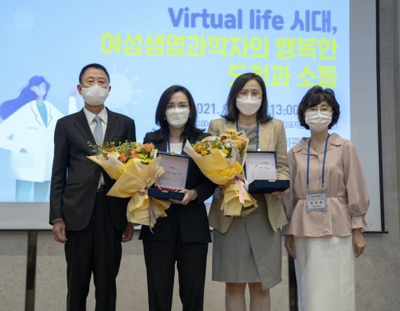 'WBF-석오 생명과학자상' 시상식에서 한국콜마홀딩스 김병묵 대표이사, 연세대 정은지 교수, 서울대 심상희 교수, 여성생명과학포럼 묵인희 회장(왼쪽부터)가 기념촬영을 하고 있다. 한국콜마홀딩스 제공