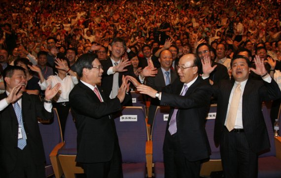 2010년 타이페이성회에서 이영훈 목사(왼쪽)와 조용기 여의도순복음교회 설립자© 뉴스1