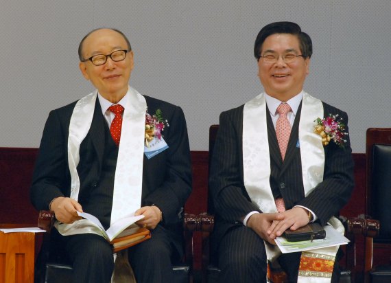 조용기 여의도순복음교회 설립자(왼쪽)와 이영훈 여의도순복음교회 담임목사 © 뉴스1