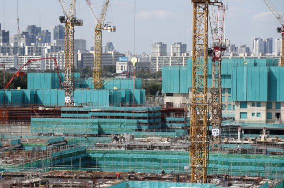 15일 오후 서울의 주택 공사현장. /뉴스1 © News1 이승배 기자