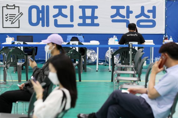 15일 서울 은평구 코로나19 예방접종센터에서 시민들이 백신접종 순서를 기다리고 있다. 뉴스1 제공.
