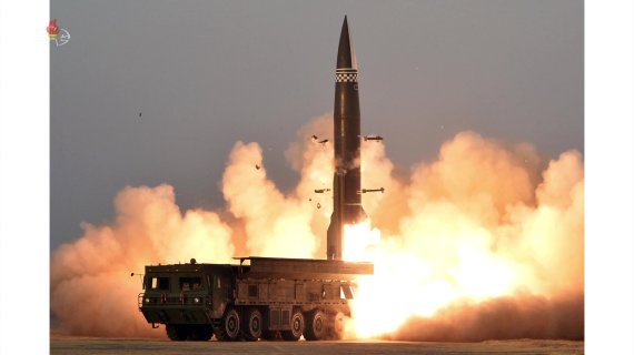 북한이 지난 3월25일 함경남도 함주 일대에서 동해 방향으로 '신형전술유도탄'을 발사하는 모습.뉴스1