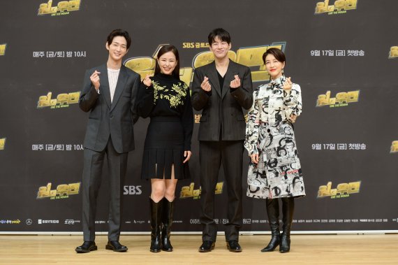 [서울=뉴시스] 박진희 기자 = 배우 이원근(왼쪽부터), 이하늬, 이상윤, 진서연이 15일 SBS 금토드라마 '원 더 우먼' 온라인 제작발표회를 하고 있다. (사진=SBS 제공) 2021.09.15. photo@newsis.com *재판매 및 DB 금지