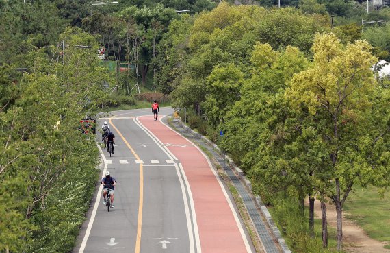 13일 서울 영등포구 양화한강공원을 찾은 시민들이 자전거를 즐기고 있다. 2021.9.13/뉴스1 © News1 구윤성 기자