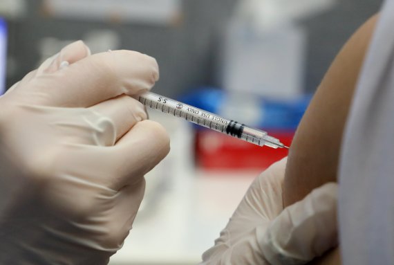 15일 서울 은평구 코로나19 예방접종센터에서 시민들이 백신접종을 받고 있다. © News1 이광호 기자