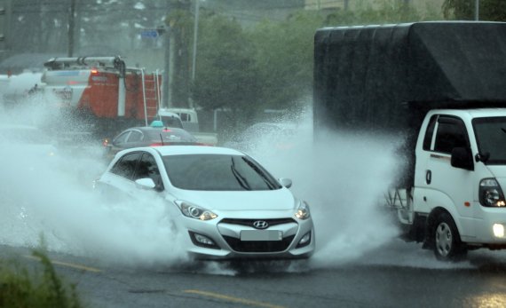 제14호 태풍 '찬투(CHANTHU)'가 북상 중인 14일 제주 한 도로에서 차량들이 물보라를 일으키며 달리고 있다. 2021.9.14/(사진은 기사 내용과 무관함) / 뉴스1 © News1 고동명 기자