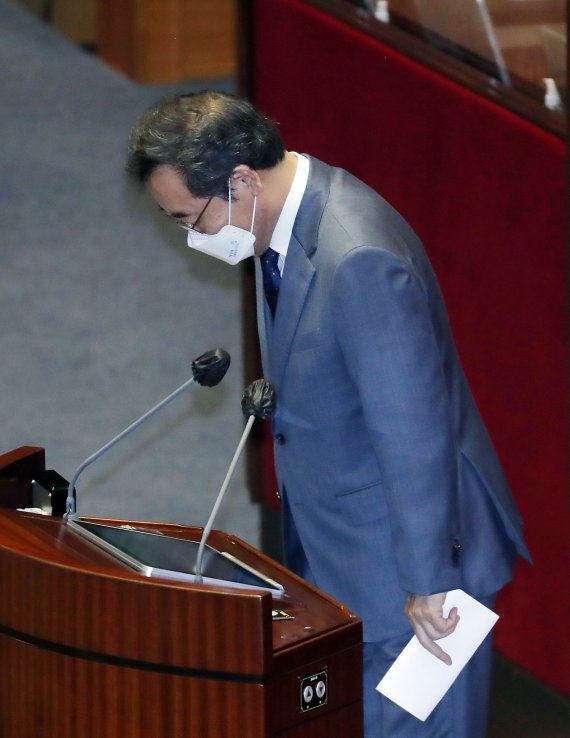 이낙연 더불어민주당 의원이 15일 서울 여의도 국회 본회의에 상정된 자신에 대한 사직안 투표 전 인사말을 마치고 인사하고 있다. 사진=서동일 기자