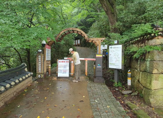 제14호 태풍 찬투 피해를 예방하기 위해 지리산국립공원 전체 탐방로가 폐쇄되고 있다. (사진=전남사무소 제공) *재판매 및 DB 금지