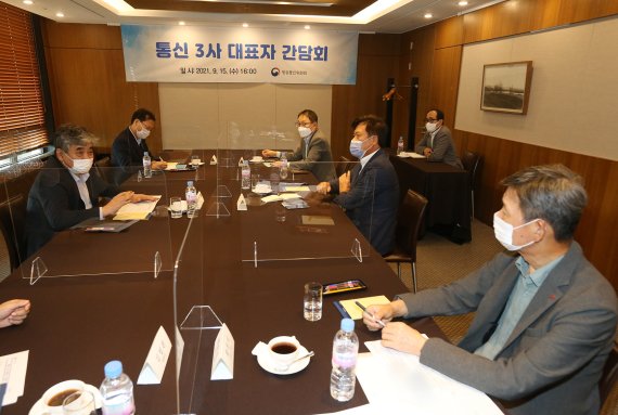 한상혁 방통위원장(맨 왼쪽)과 통신3사 대표들© 뉴스1