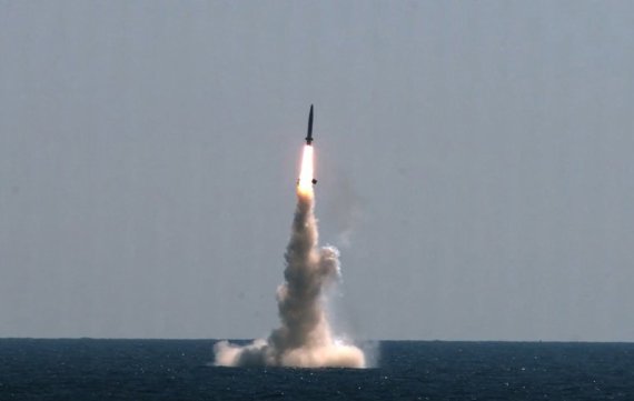 15일 서해상에서 도산 안창호함에 탑재된 국내 독자 개발 잠수함발사탄도미사일(SLBM)이 솟아오르고 있다.뉴스1