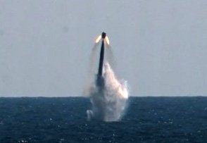 우리나라가 자체 개발한 잠수함발사탄도미사일(SLBM)의 잠수함 발사시험이 15일 국내 최초로 성공했다. 이날 악천후 속에서 실시된 SLBM의 잠수함 발사시험 성공은 세계 7번째다. 사진은 15일 SLBM 발사시험 모습. (국방부 제공) 2021.9.15/뉴스1 © News1 이성철 기자