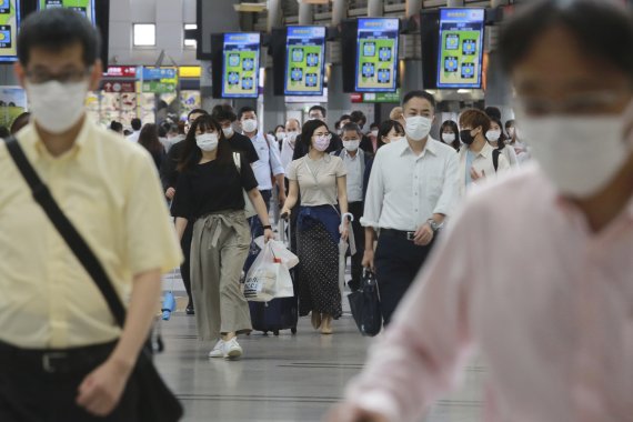 [도쿄(일본)=AP/뉴시스]지난 6일 일본 도쿄의 한 지하철 역에서 시민들이 코로나19 감염 예방을 위해 마스크를 쓴 채 걷고 있다. 2021.09.08