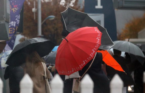 호우주의보가 내린 8일 오후 부산 해운대구 벡스코 앞 사거리에 시민들이 뒤집어진 우산을 쓰고 발걸음을 옮기고 있다. 2018.11.8/뉴스1 © News1 여주연 기자