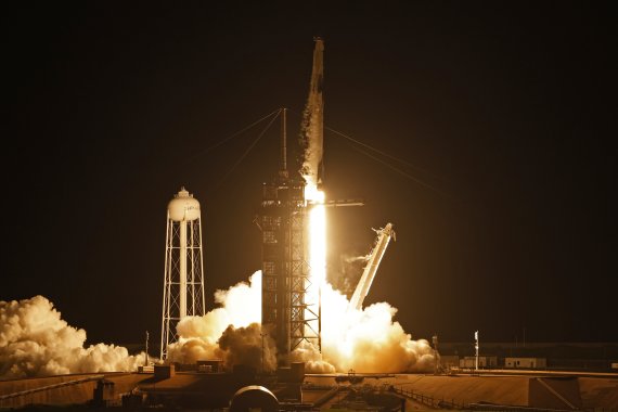 15일(현지시간) 미국 플로리다주 케이브커내버럴에 위치한 미 항공우주국(나사)의 케네디 우주센터에서 스페이스X의 크루드래건 캡슐이 탑재된 팰콘9 로켓이 발사되고 있다. 크루드래건에는 민간인 승무원 4명이 탑승했다.로이터뉴스1