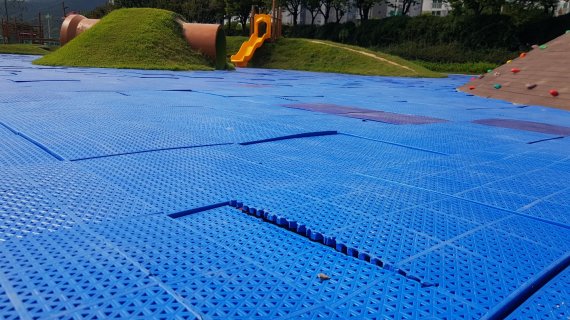 신천 둔치 술래잡이 놀이터. 바닥재가 들떠 있어 한 눈에 보기에도 위험하다