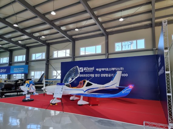 경기도 안성 소재 베셀에어로스페이스 안성 2공장에 초경량항공기 KLA-100이 전시돼 있다. 베셀에어로스페이스 제공.