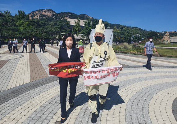 16일 국민의힘 최승재(오른쪽), 김미애 두 의원이 소상공인·자영업자의 영업권 보장을 담은 호소문을 제출하고자 청와대 연풍문으로 이동 중이다. 사진=김동규 수습기자