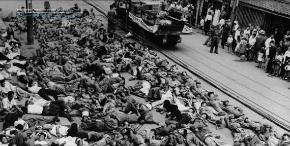 남한의 참전 군인들이 1953년 휴전협정에 반대하며 목발을 놓고 시위하는 모습. 국가기록원 제공