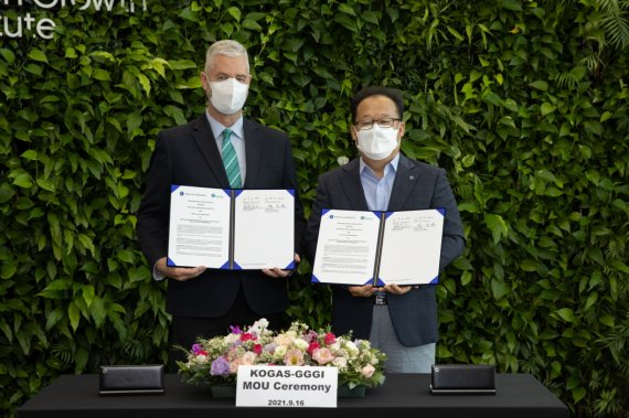 양진열 한국가스공사 수소사업본부장(오른쪽)은 16일 글로벌녹색성장기구(GGGI)와 서울 광나루로 GGGI 본사에서 인도네시아 등 그린수소 사업 개발 유망 국가에서의 공동 협력을 위한 양해각서를 체결했다. 가스공사제공