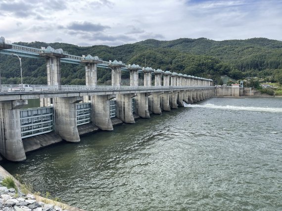 16일 수자원공사는 충북 충주조정지댐 3수력발전소를 준공하고 본격 가동했다고 밝혔다. 사진은 조정지댐 모습.2021.9.16/© 뉴스1