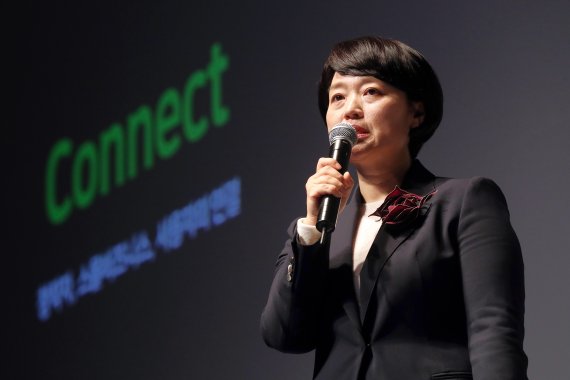 한성숙 네이버 대표가 21일 오후 서울 강남구 그랜드 인터컨티넨탈 서울 파르나스에서 열린 '네이버 커넥트 컨퍼런스 2018'에서 기조연설을 하고 있다. 한 대표는 이날 창작자, 소상공인이 네이버의 핵심 파트너임을 다시 한 번 강조하고, 이들을 대상으로 한 보다 지속적이고 확장된 AI 기술플랫폼 지원 계획을 발표했다. 2018.2.21/뉴스1 © News1 민경석 기자