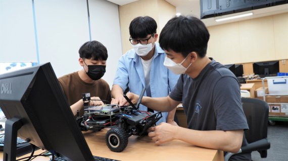 경기도 성남시 분당구 한컴아카데미 분당교육센터에서 교육생들이 자율주행 실습을 하고 있다. 한컴 제공