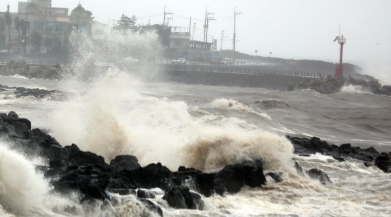 제14호 태풍 '찬투'가 통과하고 있는 17일 오전 제주의 용담 해안도로에 거대한 파도가 치고 있다. 뉴스1