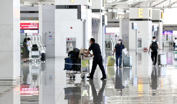 지난달 17일 오전 인천국제공항 제1여객터미널에서 승객들이 이동을 하고 있다.뉴시스